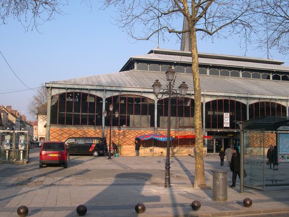  marché couvert sous le soleil de mars